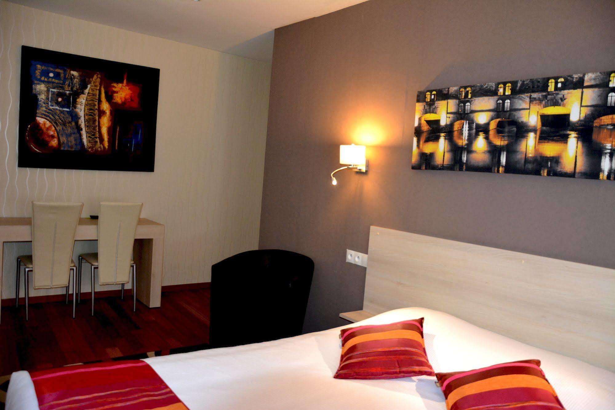 Logis Hotel Du Centre - Halte Ideale En Cyclotourisme Avec Garage A Velos Clos 莫尔塞姆 外观 照片